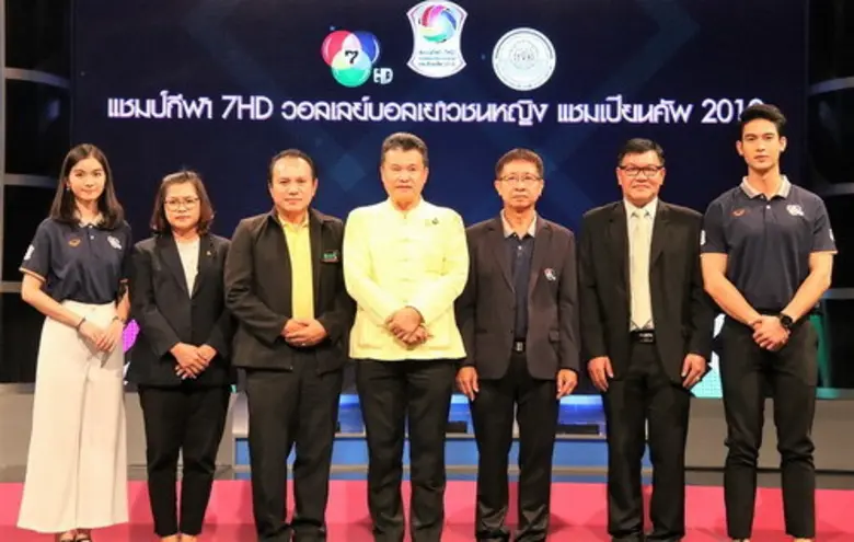 นายนิคม ศรีทองแท้ (ที่สองจากขวา) ผู้อำนวย...