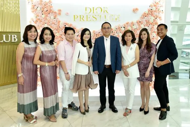 นิพนธ์ รักศรีอักษร (ที่ 5 จากซ้าย) รองกรร...