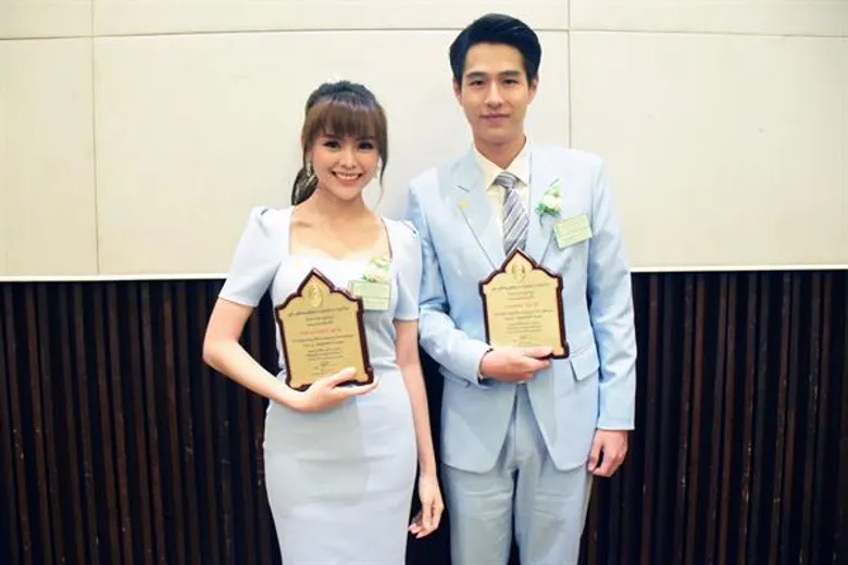 มิ้วส์-ทอย ศิลปินแกรมมี่ รับรางวัลลูกกตัญญูกตเวทีอย่างสูงต่อแม่ ประจำปี 2562