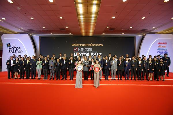 บริษัท ตรีเพชรอีซูซุเซลส์ จำกัด จัดทัพ "อ...