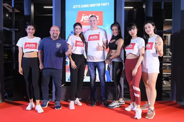 ในภาพ ไมค์ เดวิด แลมบ์ (ที่ 2 จากซ้าย) ปร...