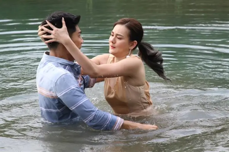 “ดิว” สวย...อำมหิตจับ “มังกร” กดน้ำหน้าจมโคลน