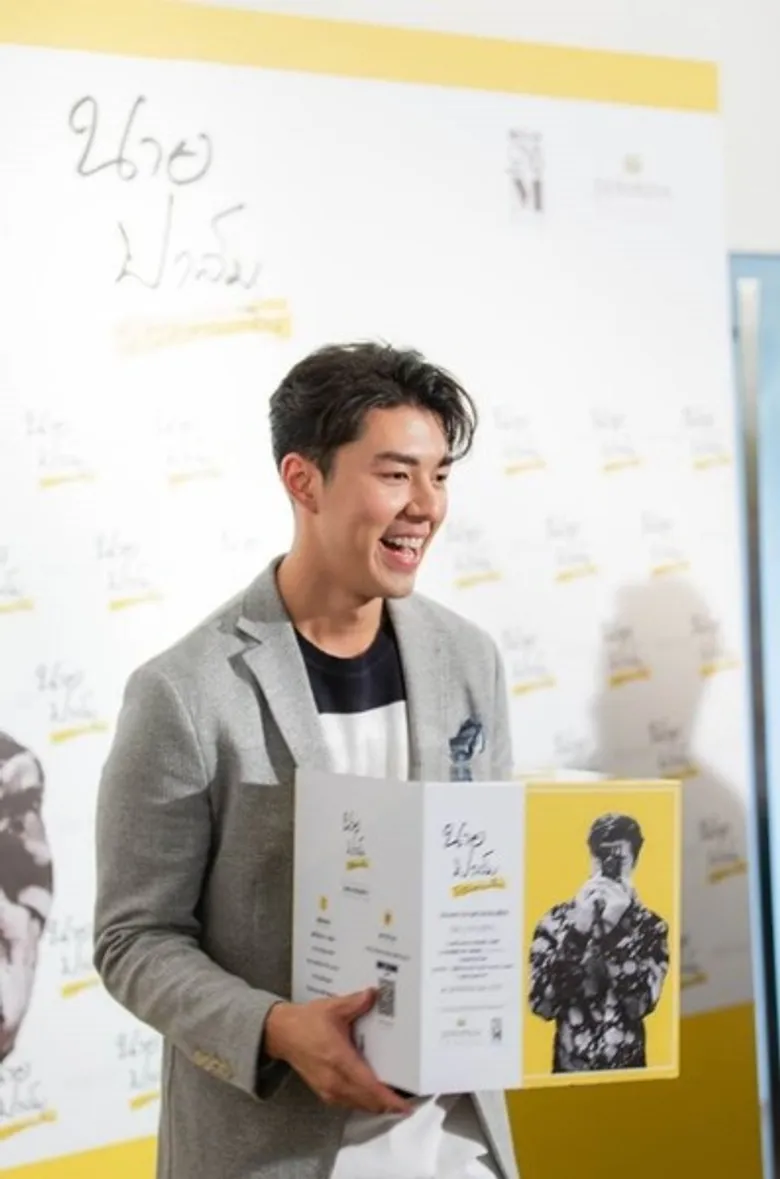 วิสซ์ดอมโซไซตี้ บาย เอ็มคิวดีซี เดินหน้าสนับสนุนนาย ณภัทร แบรนด์แอมคนล่าสุด เปิดนิทรรศการภาพถ่ายเพื่อการกุศล สร้างแรงบันดาลใจให้คนรุ่นใหม่ช่วยเหลือสังคมอย่างต่อเนื่อง