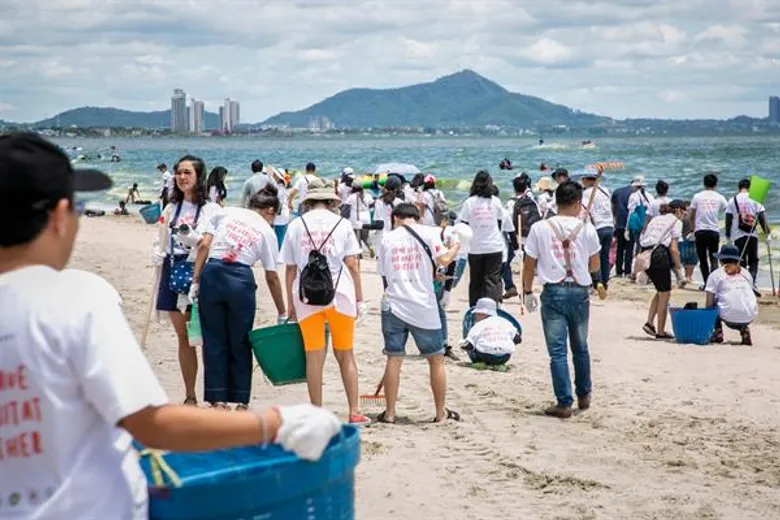 เซ็นทรัล เอ็มบาสซี จับมือ เหล่าองค์กรพิทักษ์สิ่งแวดล้อม ร่วมเก็บและคัดแยกขยะพลาสติก ณ ชายหาดบางแสน เพื่อเพิ่มมูลค่าให้เป็นได้มากกว่าขยะเหลือทิ้ง