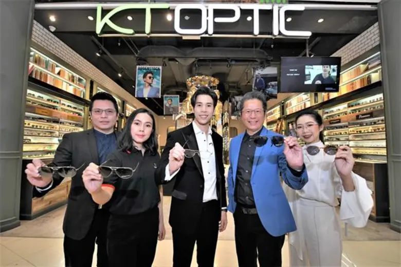 คุณชัชวาลย์ วณิชไพสิฐ ( 2 จากขวา) กรรมการ...
