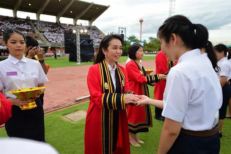 “ลูกพระจอมเกล้าลาดกระบัง” พร้อมเพรียงร่วมพิธีแห่งเกียรติยศ รับ “เนกไทและเข็มพระมหามงกุฎ” พร้อมถวายสัตย์ต่อพระบิดาแห่งวิทยาศาสตร์ไทย