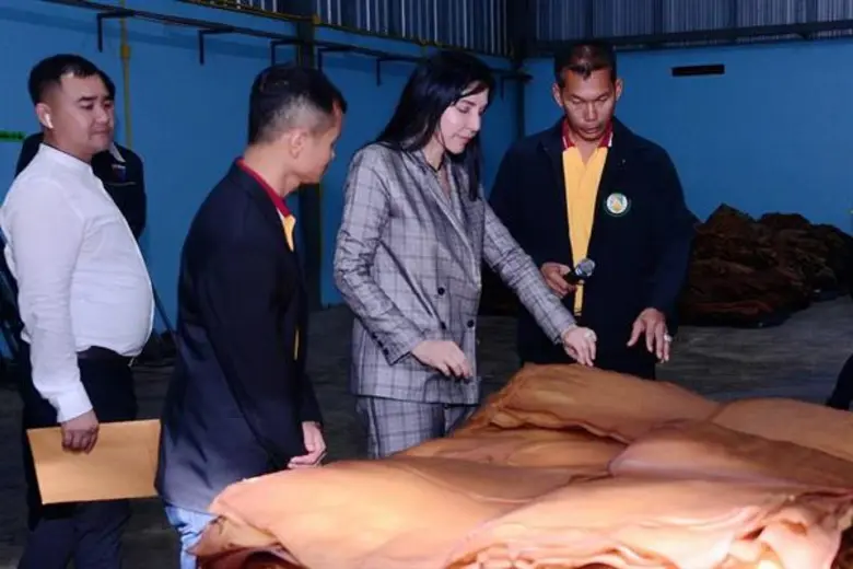 ภาพข่าว: ก.เกษตรฯ รมช.มนัญญา เยี่ยมชมโรงงานแปรรูปยาง