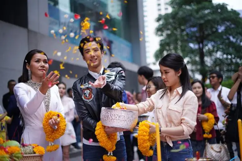 ฤกษ์ดี “ป้อน-นิพนธ์” นำทีมบวงสรวงละคร “มงกุฎดอกหญ้า” ส่ง “เซียงเซียง-ปีโป้-ต่าย-ไผ่” ถ่ายทอดเรื่องราวคนสู้ชีวิต