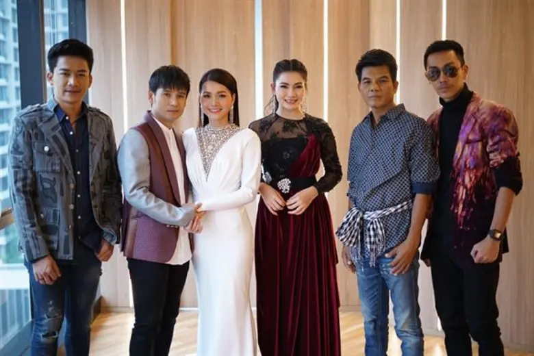 ฤกษ์ดี “ป้อน-นิพนธ์” นำทีมบวงสรวงละคร “มงกุฎดอกหญ้า” ส่ง “เซียงเซียง-ปีโป้-ต่าย-ไผ่” ถ่ายทอดเรื่องราวคนสู้ชีวิต