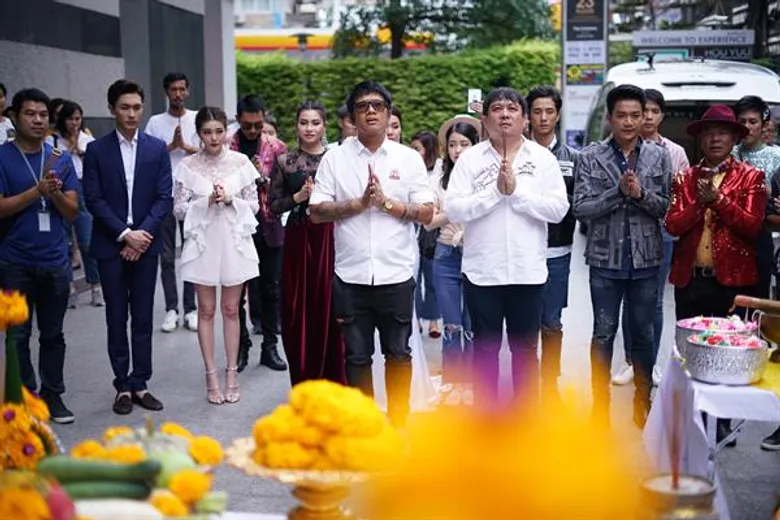 ฤกษ์ดี “ป้อน-นิพนธ์” นำทีมบวงสรวงละคร “มงกุฎดอกหญ้า” ส่ง “เซียงเซียง-ปีโป้-ต่าย-ไผ่” ถ่ายทอดเรื่องราวคนสู้ชีวิต
