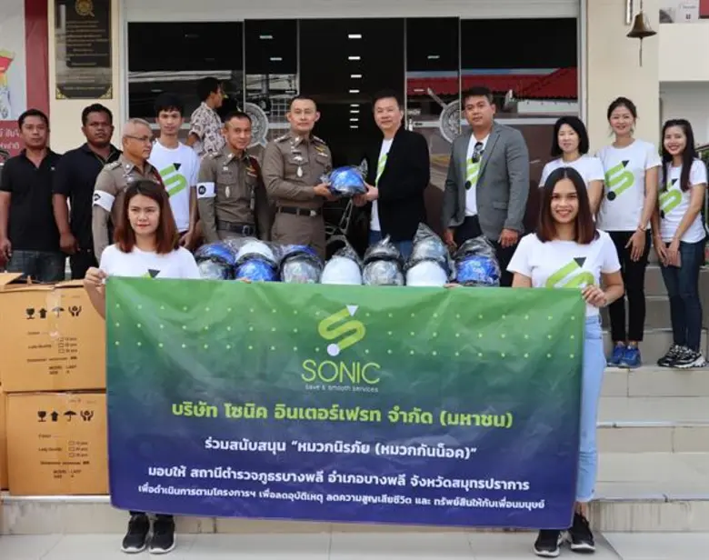 นายวุฒิชัย สุริยวรวงศ์ (กลางขวา) ผู้จัดกา...