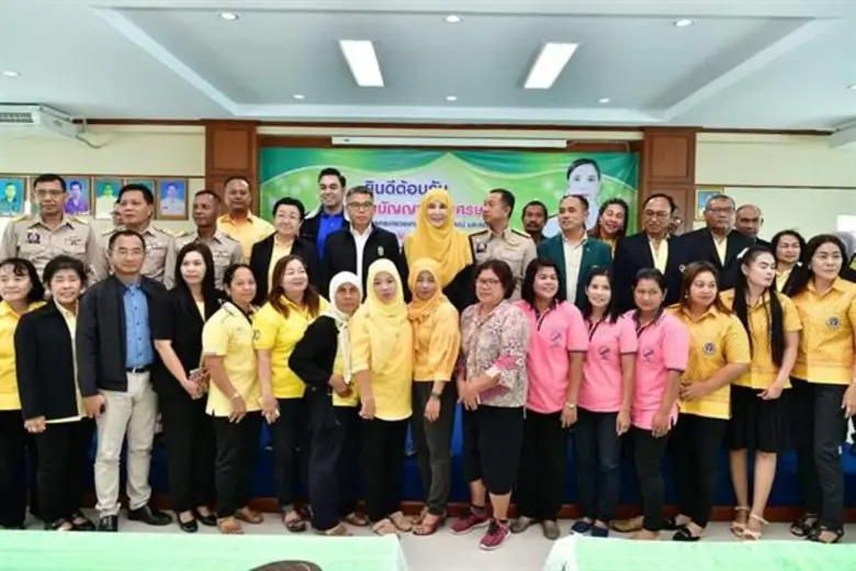 รมช.เกษตรฯลงพื้นที่สงขลา เยี่ยมชมโรงงานผลิตปุ๋ยของสหกรณ์ หนุนเกษตรกรใช้ปุ๋ยตรงตามค่าดิน เพื่อช่วยลดต้นทุนการผลิต