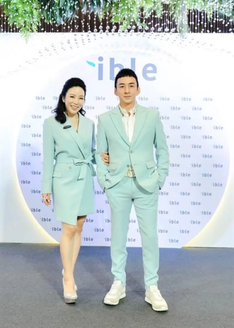 “บี - พีระพัฒน์” ควงภรรยาคนสวย “ฬินา” ลุยธุรกิจใหม่ นำเข้า ible Airvida เครื่องฟอกอากาศแบบพกพาชนิดไอออน เพื่อนในวงการร่วมแสดงความยินดีเพียบ
