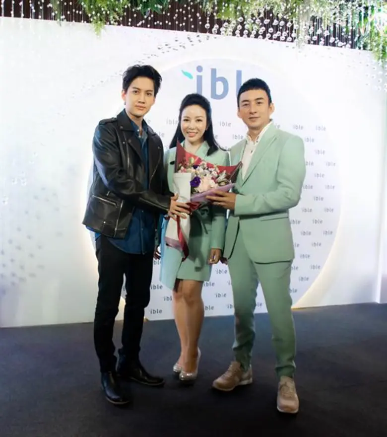 “บี - พีระพัฒน์” ควงภรรยาคนสวย “ฬินา” ลุยธุรกิจใหม่ นำเข้า ible Airvida เครื่องฟอกอากาศแบบพกพาชนิดไอออน เพื่อนในวงการร่วมแสดงความยินดีเพียบ