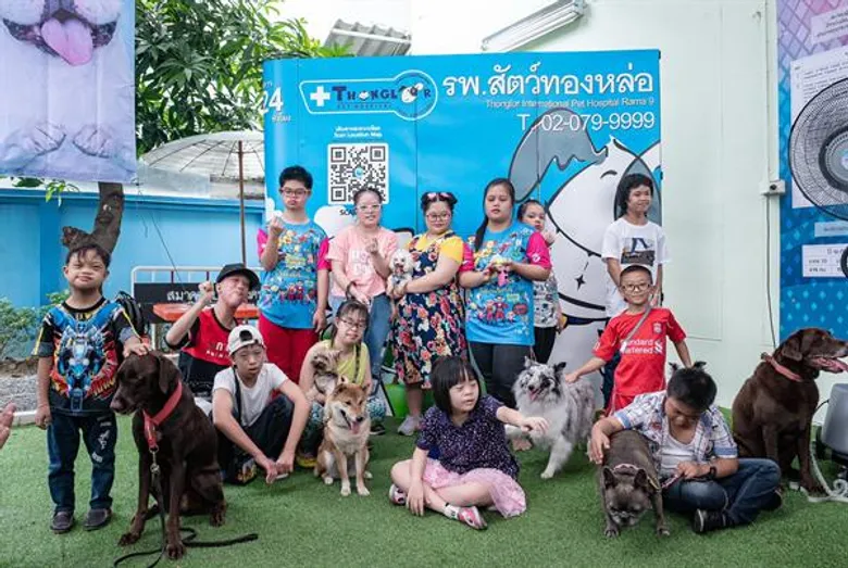 รพส.ทองหล่อ นำขบวนเพื่อนสัตว์สี่ขา มอบไออุ่นสานสัมพันธ์ เสริมพัฒนาการแก่น้องผู้พิการทางสติปัญญา ในโครงการ “ทองหล่ออาสา”