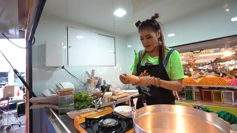 “รุ่ง สุริยา-ดาว มยุรีย์” ปาดเหงื่อกับลาบหมูทอดและข้าวจี่ ในรายการ “ครัวตลาดแตก”วันอาทิตย์ 1 ก.ย.นี้