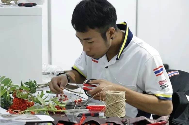 เยาวชนไทยทำกิจกรรมผ่อนคลายช่วงรอลุ้นผลแข่งขันฝีมือแรงงานนานาชาติ