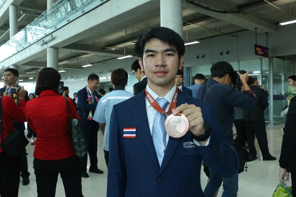 กลุ่มเยาวชนไทยฝีมือแรงงาน กลับถึงไทยแล้วท...