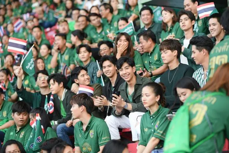 เครื่องดื่มตราช้าง ชวน ตูน-ก้อย และเหล่าดาราศิลปิน ร่วมส่งกำลังใจให้นักเตะช้างศึกภายใต้แคมเปญ "เล่นไม่เลิก"