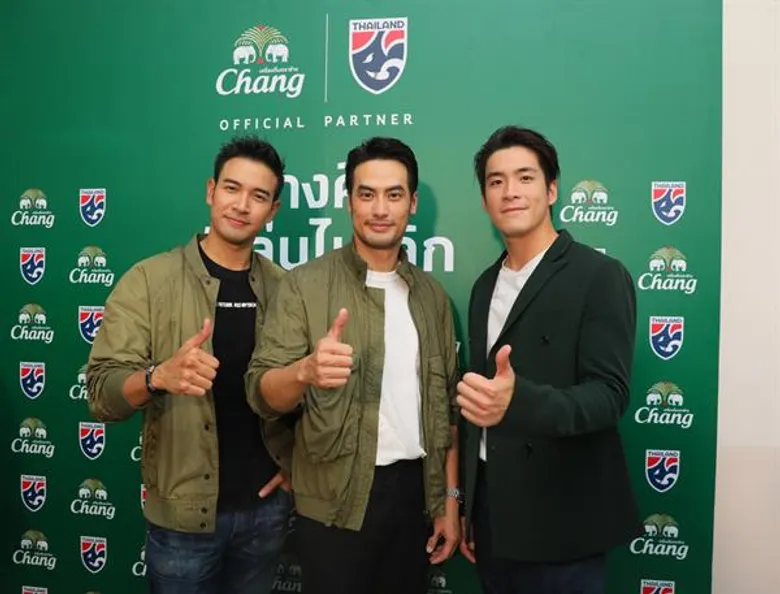เครื่องดื่มตราช้าง ชวน ตูน-ก้อย และเหล่าดาราศิลปิน ร่วมส่งกำลังใจให้นักเตะช้างศึกภายใต้แคมเปญ "เล่นไม่เลิก"