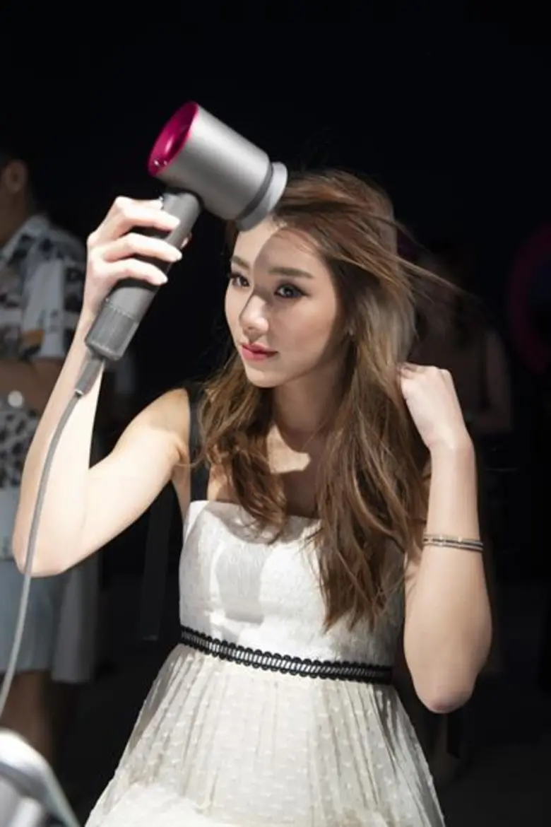 Dyson เปิดตัวอุปกรณ์สไตล์ผมใหม่สำหรับเส้นผมทุกชนิด หัวต่อที่ถูกพัฒนาใหม่สามารถผลิตกระแสลมที่แม่นยำ ช่วยการสไตล์ผม และปกป้องสุขภาพเส้นผม