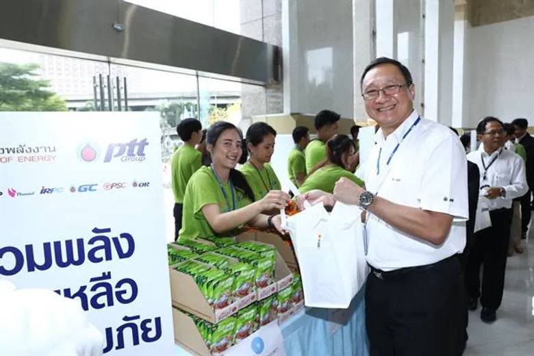 ก. พลังงาน - กลุ่ม ปตท. สานพลังร่วมใจบรรจุถุงยังชีพช่วยผู้ประสบอุทกภัย