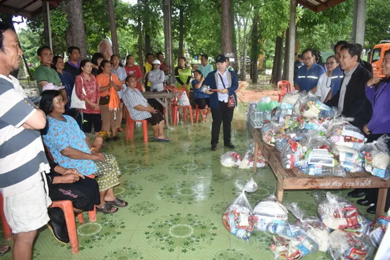 หัวหน้าผู้ตรวจฯ กระทรวงแรงงาน นำทีมลุยน้ำท่วม!!! มอบถุงยังชีพผู้ประสบภัยอำนาจเจริญ 200 ครัวเรือน