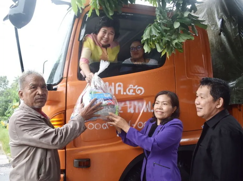หัวหน้าผู้ตรวจฯ กระทรวงแรงงาน นำทีมลุยน้ำท่วม!!! มอบถุงยังชีพผู้ประสบภัยอำนาจเจริญ 200 ครัวเรือน
