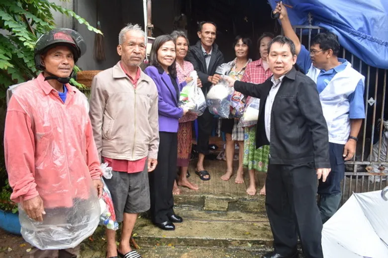 หัวหน้าผู้ตรวจฯ กระทรวงแรงงาน นำทีมลุยน้ำท่วม!!! มอบถุงยังชีพผู้ประสบภัยอำนาจเจริญ 200 ครัวเรือน