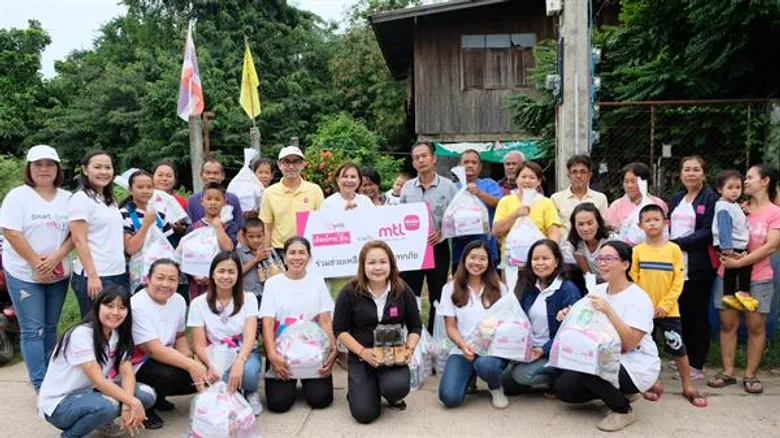 ภาพข่าว: เมืองไทยประกันชีวิตและมูลนิธิเมืองไทยยิ้ม มอบถุงยังชีพช่วยผู้ประสบภัยน้ำท่วมภาคอีสาน