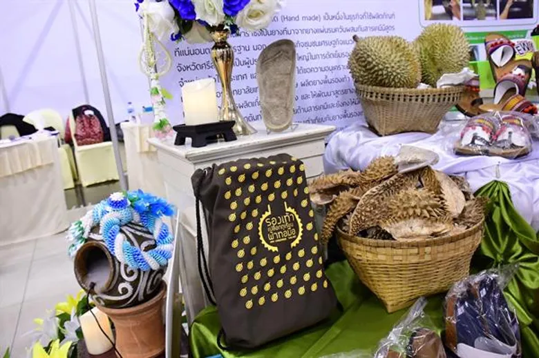 “พืนรองเท้าจากเปลือกใยทุเรียน” สิ่งประดิษฐ์สุดว้าวของนศ.เทคนิคศรีสะเกษ สร้างยอดขายสุดปัง