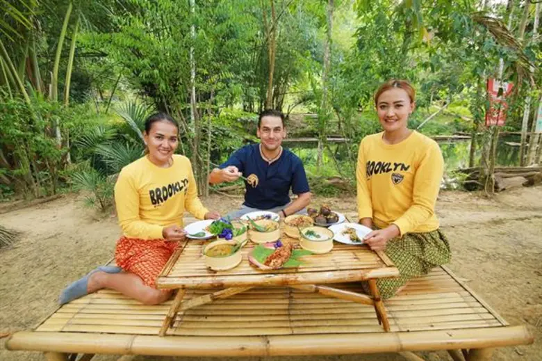 ล่องใต้ลุยเส้นทางธรรมชาติกับฝรั่งหัวใจไทย "แดเนียล เฟรเซอร์" ในรายการ "หลงรักยิ้ม"