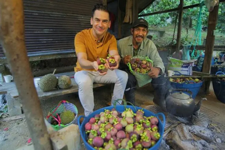 ล่องใต้ลุยเส้นทางธรรมชาติกับฝรั่งหัวใจไทย "แดเนียล เฟรเซอร์" ในรายการ "หลงรักยิ้ม"