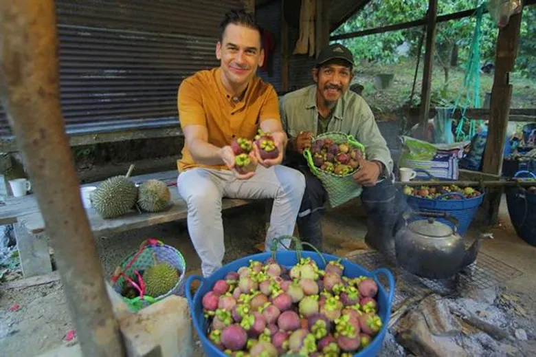 ล่องใต้ลุยเส้นทางธรรมชาติกับฝรั่งหัวใจไทย "แดเนียล เฟรเซอร์" ในรายการ "หลงรักยิ้ม"