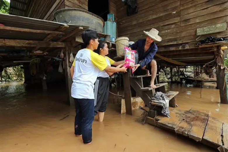 20 สถาบันเครือข่าย “สิงห์อาสา” ระดมพลังช่วยผู้ประสบภัยน้ำท่วมจ.สุโขทัย