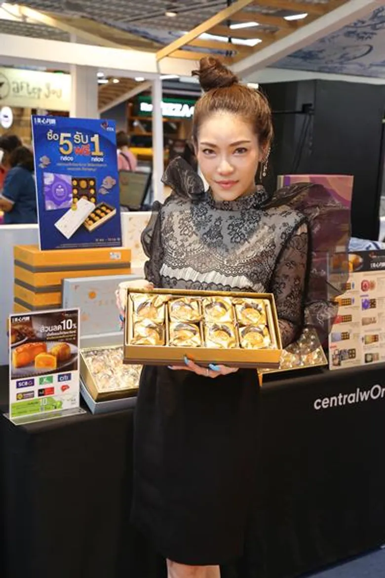เซเลบริตี้ “ส่งต่อความโชคดี” ด้วยขนมไหว้พระจันทร์ที่งาน MOONCAKE FEST 2019 ที่ศูนย์การค้าเซ็นทรัลเวิลด์ และเซ็นทรัลพลาซา