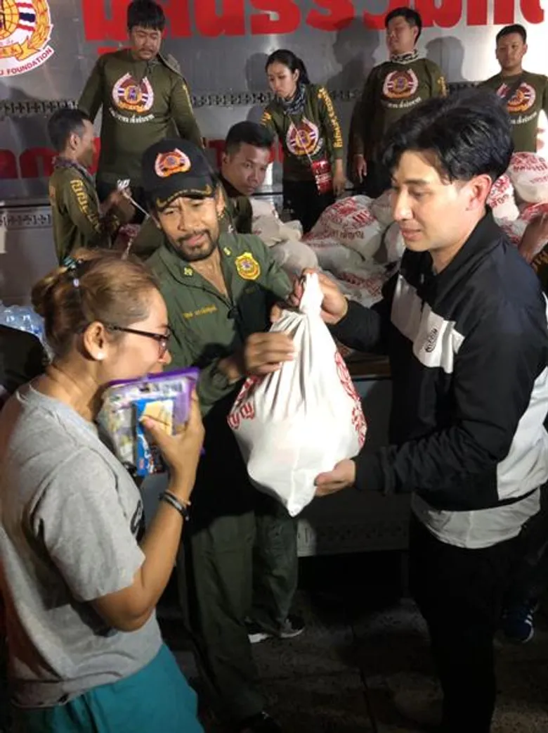 “หนุ่ม กรรชัย” เป็นตัวแทน ช่อง 3 ลงพื้นที่ ช่วยเหลือผู้ประสบภัยน้ำท่วม