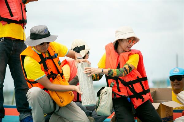 เครือข่ายจิตอาสาผสานพลังเอสซีจี ร่วมฟื้นฟูทรัพยากรชายฝั่งทะเลไทยในกิจกรรม “เฉลิมราชย์ราชา จิตอาสารักษ์น้ำ” ที่ชุมชนบ้านปากกะแดะ สุราษฎร์ธานี