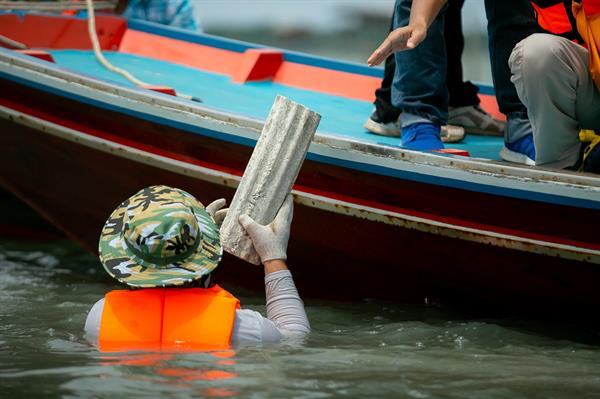 เครือข่ายจิตอาสาผสานพลังเอสซีจี ร่วมฟื้นฟูทรัพยากรชายฝั่งทะเลไทยในกิจกรรม “เฉลิมราชย์ราชา จิตอาสารักษ์น้ำ” ที่ชุมชนบ้านปากกะแดะ สุราษฎร์ธานี