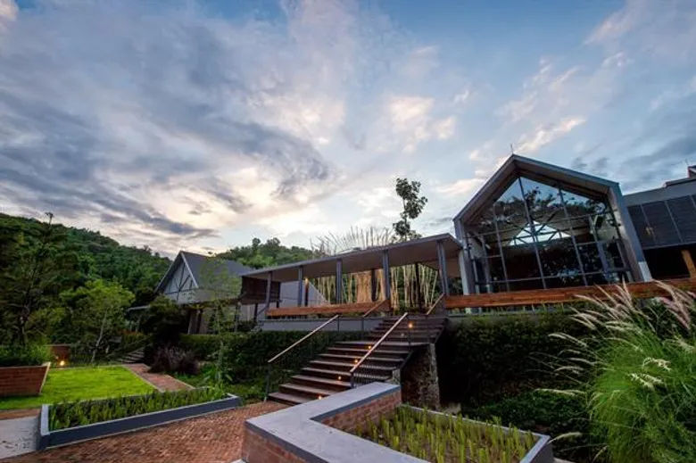 ฟิน! "รถเมล์" พาแอ่ว Flora Creek สวนดอกไม้ท่ามกลางภูเขา วิวหลักล้าน