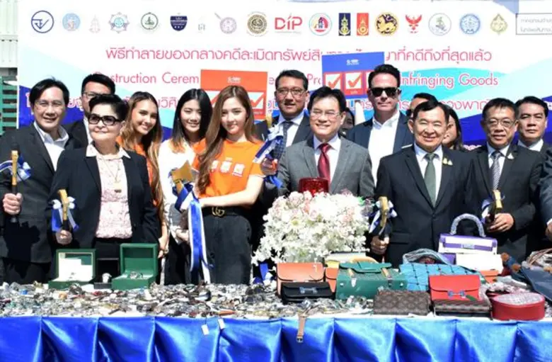 กระทรวงพาณิชย์ ทหาร ตำรวจ ศุลกากร และ DSI พร้อมด้วยศิลปินแกรมมี่ ร่วมทำลายของกลางคดีละเมิดทรัพย์สินทางปัญญากว่า 10 ล้านชิ้น