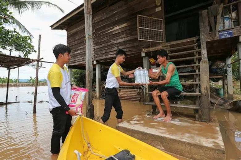 รวมพลังน้ำใจเยาวชนสิงห์อาสา 20 สถาบันเครือข่ายฯ ลงพื้นที่ช่วยผู้ประสบภัยน้ำท่วม