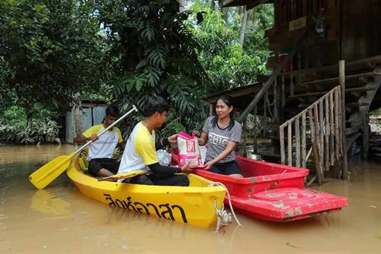รวมพลังน้ำใจเยาวชนสิงห์อาสา 20 สถาบันเครือข่ายฯ ลงพื้นที่ช่วยผู้ประสบภัยน้ำท่วม