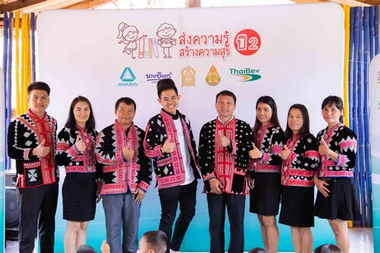 แพรว – คณิตกุล และ เก่ง – ธชย ร่วมเดินสาย 2 โรงเรียนภาคเหนือปิดท้ายกับโครงการส่งความรู้สร้างความสุขปี 2 บรรยากาศเต็มไปด้วยความอบอุ่น