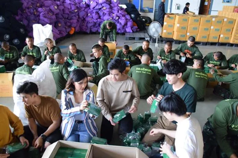 มูลนิธิอาสาเพื่อนพึ่ง (ภาฯ) ยามยาก สภากาชาดไทย บรรจุถุงยังชีพพระราชทาน ช่วยเหลือผู้ประสบอุทกภัย