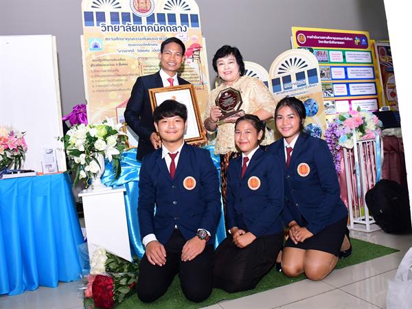 ภาพข่าว: อาชีวะชูคุณธรรมและคนดีเป็นหลักในการพัฒนาประเทศ