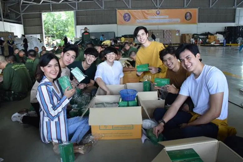 มูลนิธิอาสาเพื่อนพึ่ง (ภาฯ) ยามยาก สภากาชาดไทย บรรจุถุงยังชีพพระราชทาน ช่วยเหลือผู้ประสบอุทกภัย