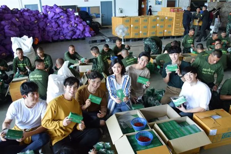 มูลนิธิอาสาเพื่อนพึ่ง (ภาฯ) ยามยาก สภากาชาดไทย บรรจุถุงยังชีพพระราชทาน ช่วยเหลือผู้ประสบอุทกภัย