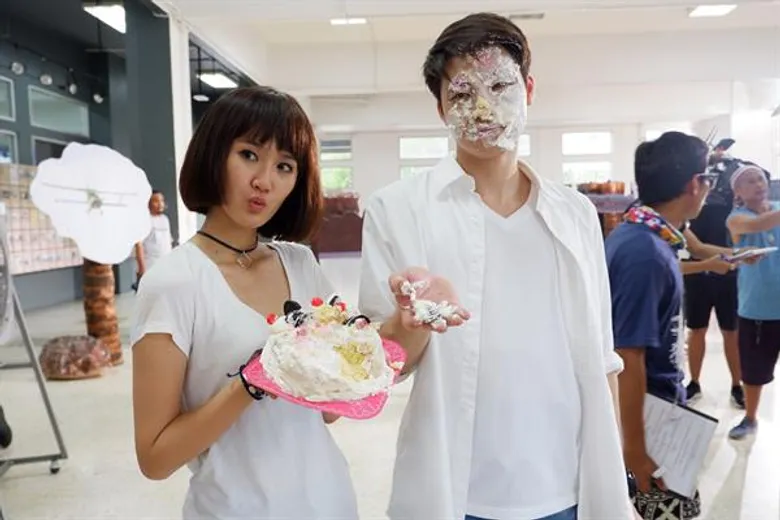 “นีน่า” จัดหนัก!! ถีบ “มีน” หน้าทิ่มเค้ก ขอโทษแฟนคลับทำหมดหล่อ ใน “สวยรหัสฆ่า”