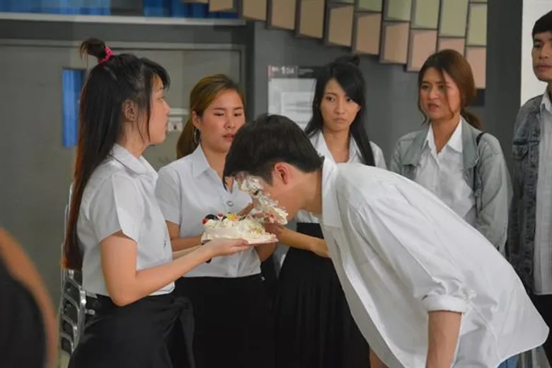 “นีน่า” จัดหนัก!! ถีบ “มีน” หน้าทิ่มเค้ก ขอโทษแฟนคลับทำหมดหล่อ ใน “สวยรหัสฆ่า”